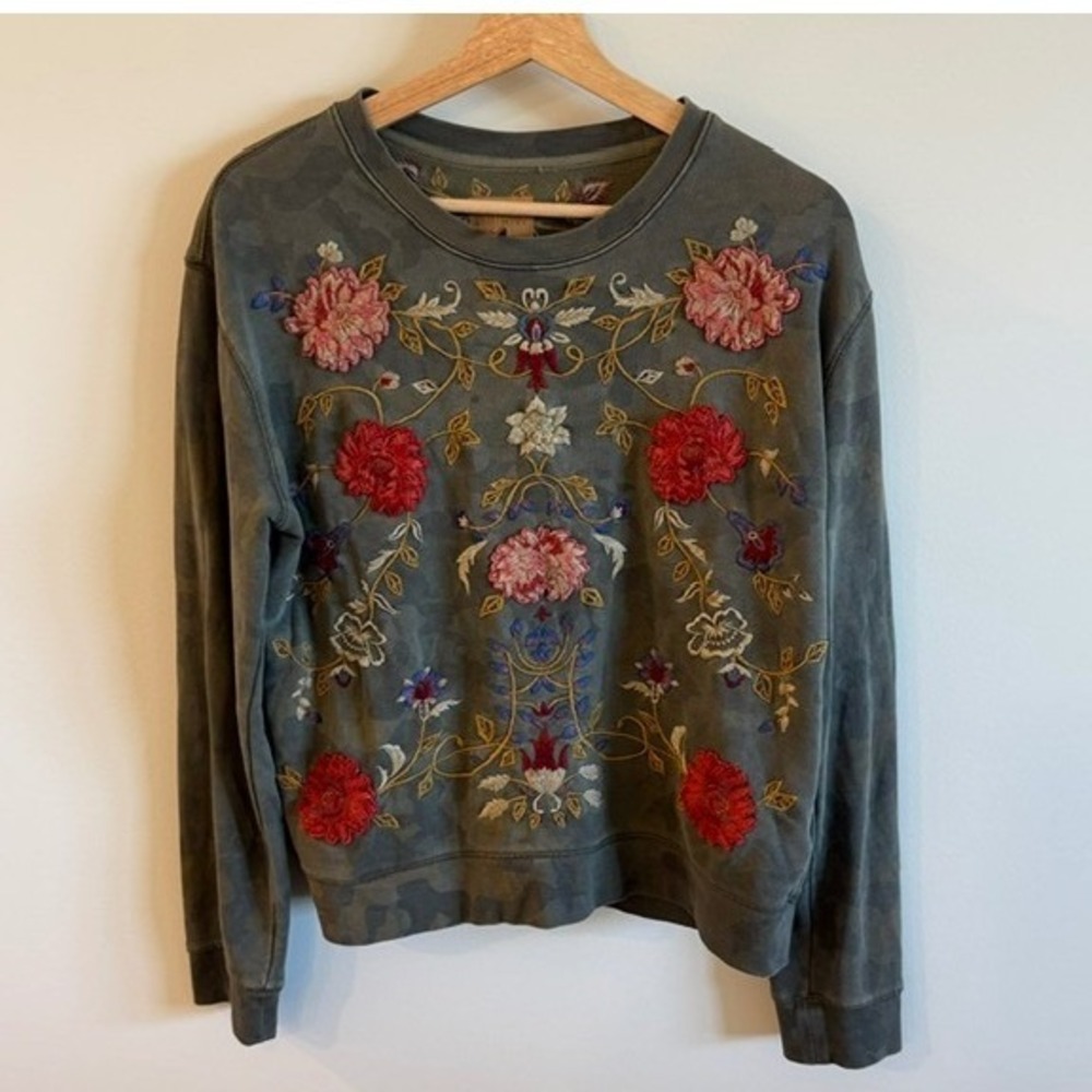 Driftwood Teddy Sweatshirt Womens L Green Camo Excellent Floral Embroidered Top